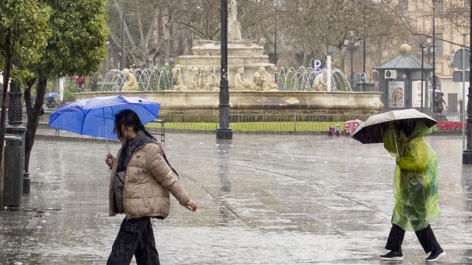 Lluvia en Sevilla - punto focal paraguas azul