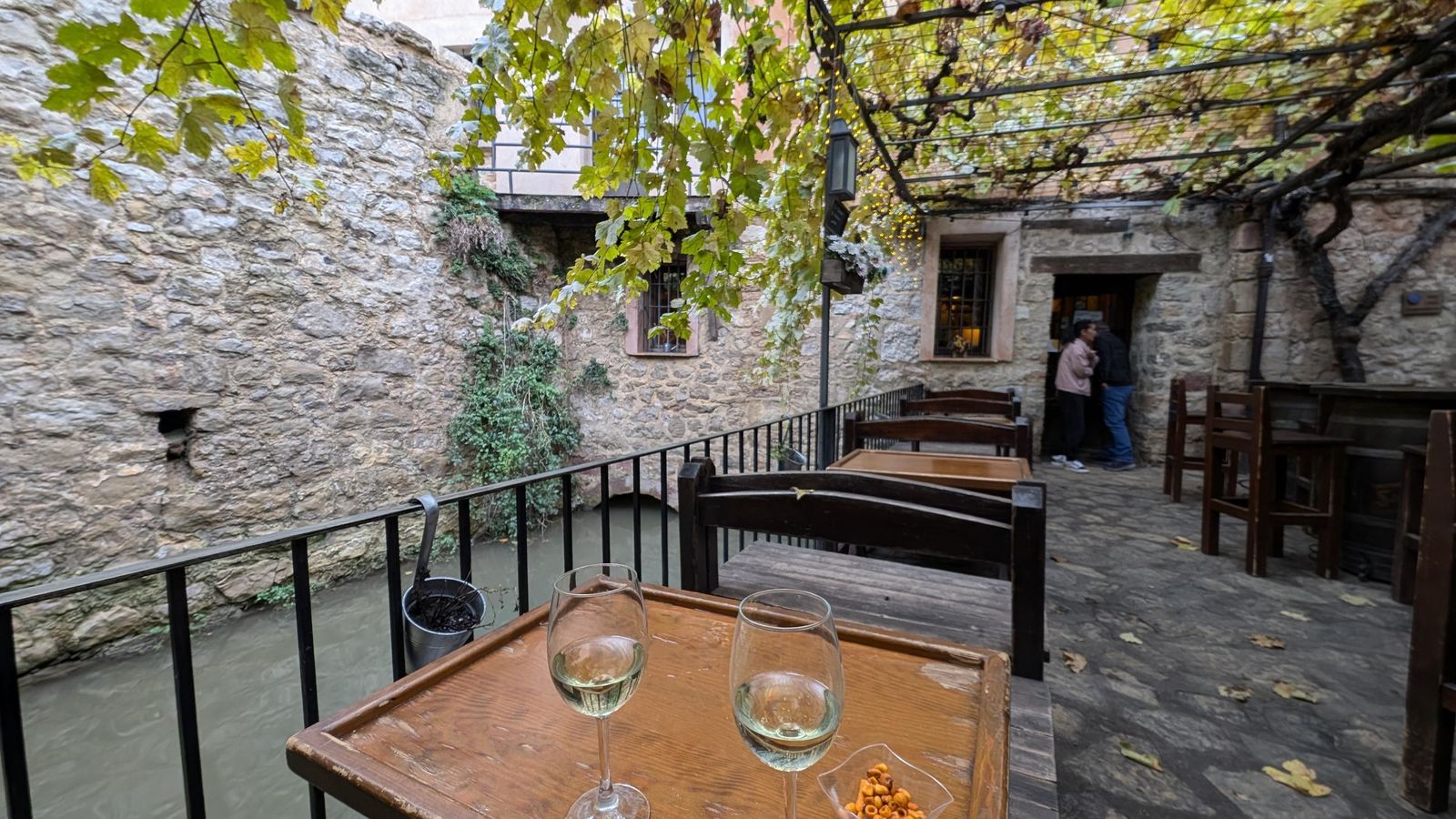 Patio del bar El molino del gato en Albarracín