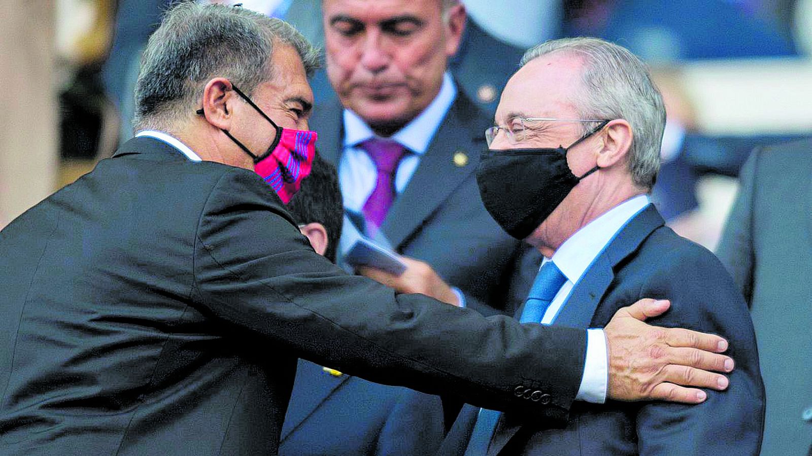 Barcelona. 24.10.2021. Deportes. El presidente del Barça Joan Laporta saluda al presidente blanco Florentino Pérez en el palco durante el partido de liga de fútbol entre el FC Barcelona y el Real Madrid, el ‘clásico’. Fotografía de Jordi Cotrina