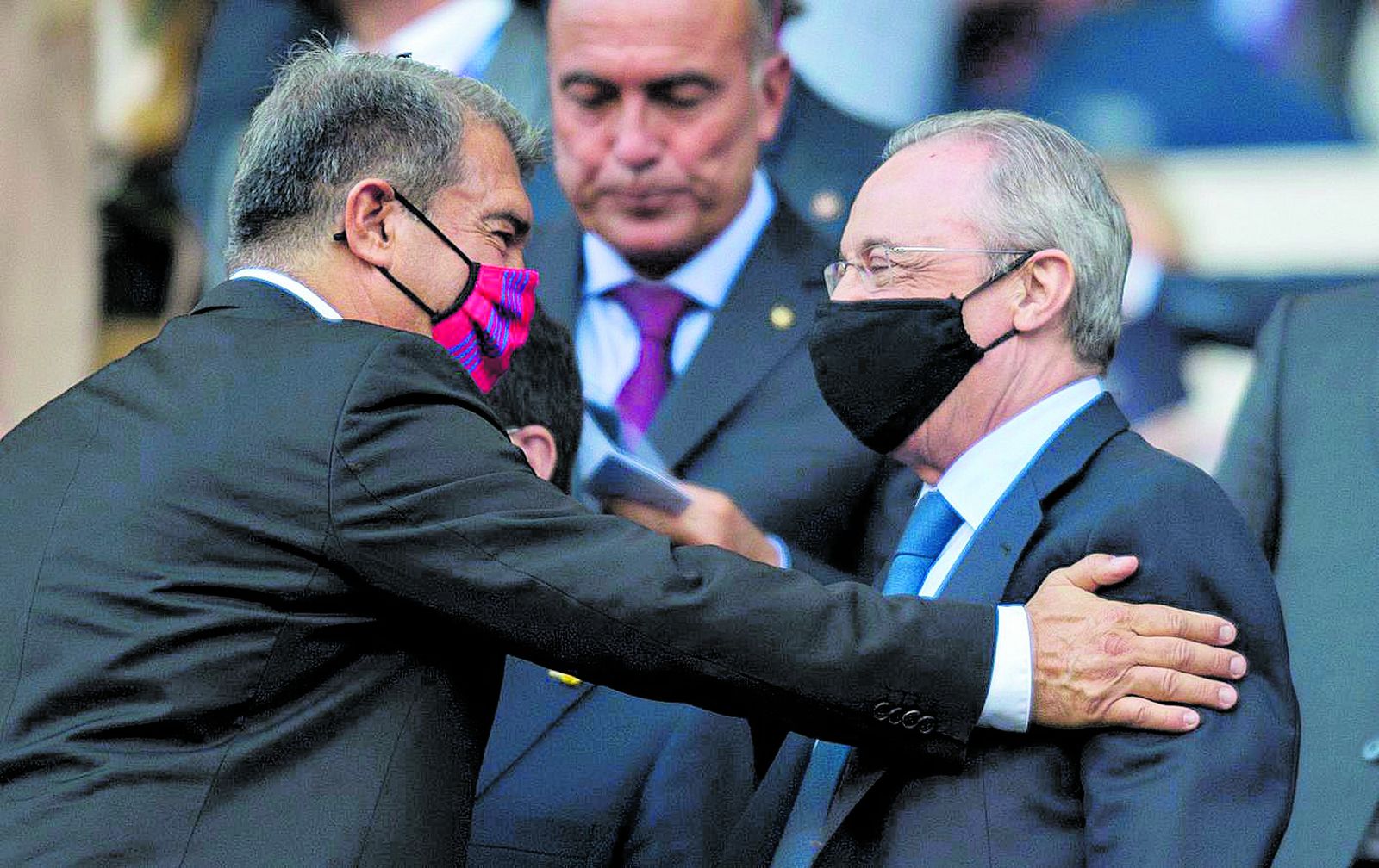 Barcelona. 24.10.2021. Deportes. El presidente del Barça Joan Laporta saluda al presidente blanco Florentino Pérez en el palco durante el partido de liga de fútbol entre el FC Barcelona y el Real Madrid, el ‘clásico’. Fotografía de Jordi Cotrina