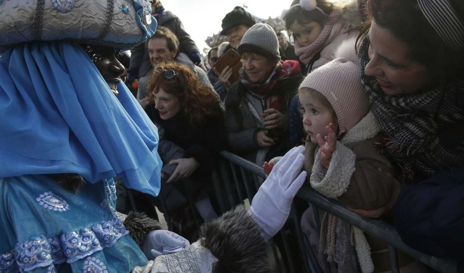 El rey Baltasar saluda a una niña durante la cabalgata de San Sebastián del año pasado.